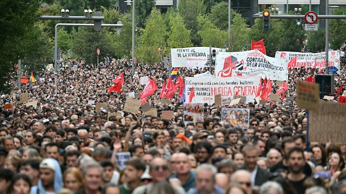 Une longue foule compacte, à perte de vue, manifeste en  brandissant des banderoles sur laquelle on peut lire « Grève générale ».