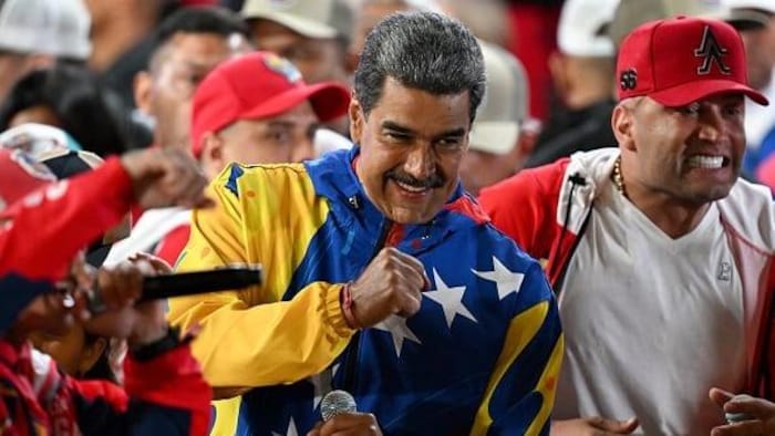 الرئيس الفنزويلي نيكولاس مادورو بين أنصاره في كاراكاس صباح أمس.