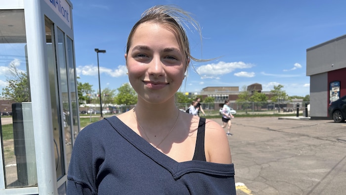 Une jeune fille dans un stationnement.