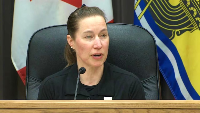 Jill Maepea donne une conférence de presse.