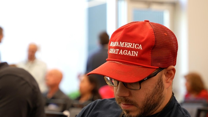 Un homme porte une casquette Make America Great Again.