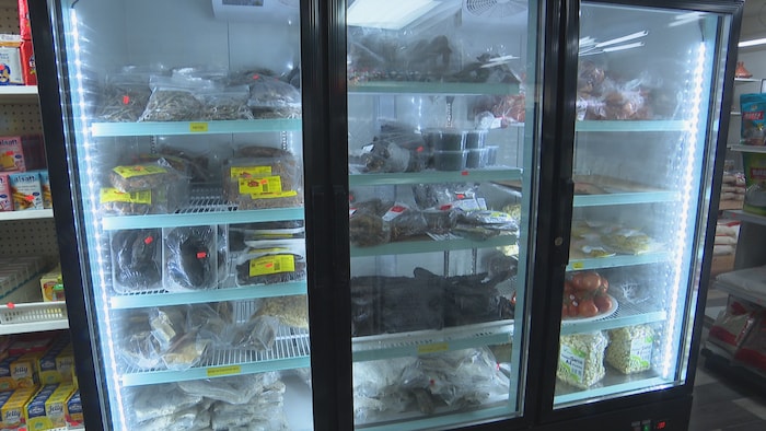 Un congelateur dans un magasin