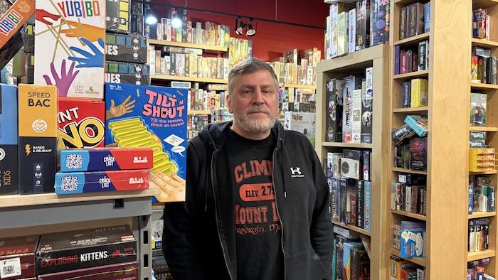 Un homme devant des jeux de société.