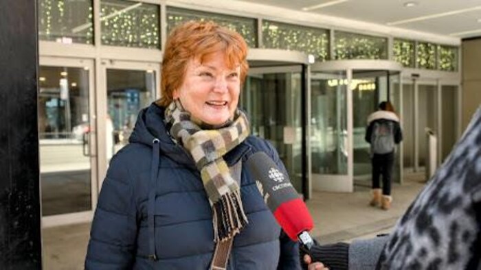 Anne Shay devant les portes d’entrée du Centre Eaton à Toronto.