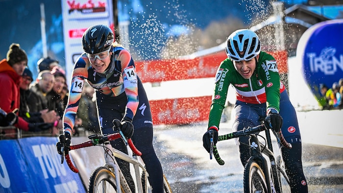 Elle roule sur un parcours légèrement enneigé. 
