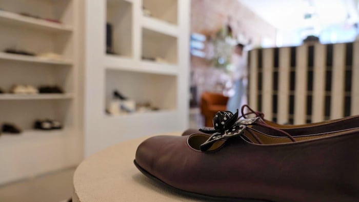 Une boutique de chaussures.