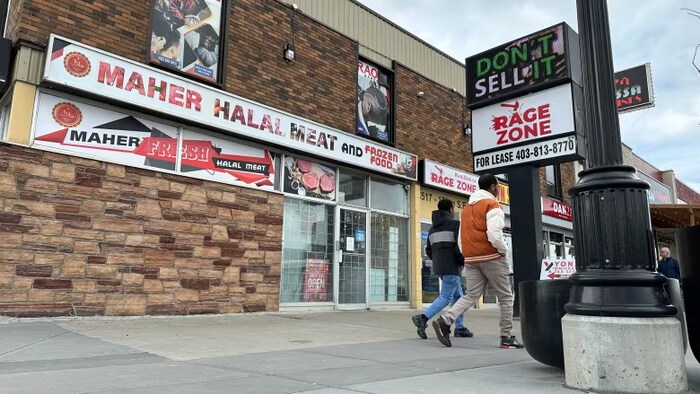 L'entrée d'une épicerie de vente de viande halal à Calgary, en avril 2024.