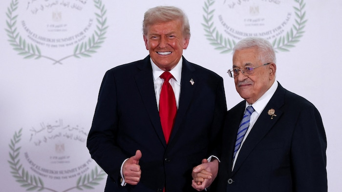 Donald Trump et Mahmoud Abbas posent pour une photo; Trump a un pouce en l'air.