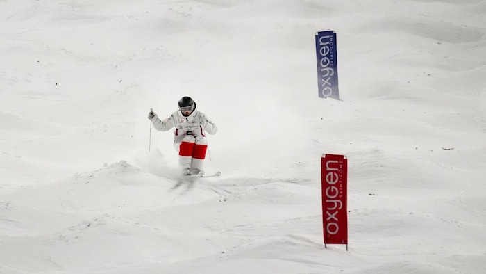 La skieuse acrobatique Maïa Schwinghammer sur une piste de ski.