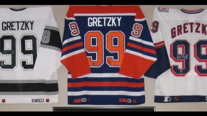 Des maillots de Wayne Gretzky.