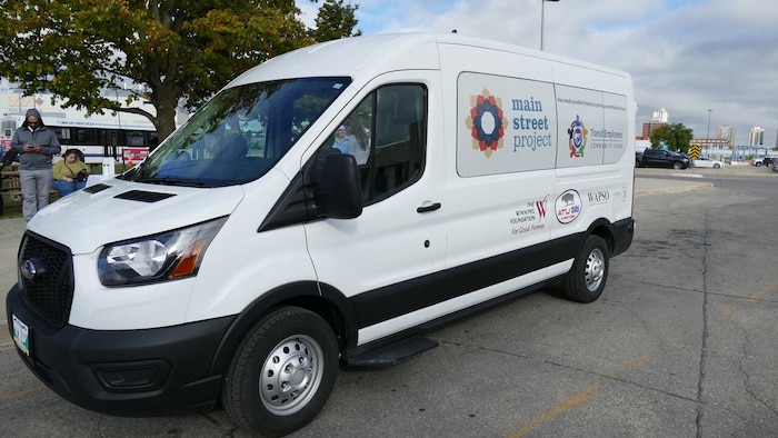 Une camionnette dans un espace de stationnement.