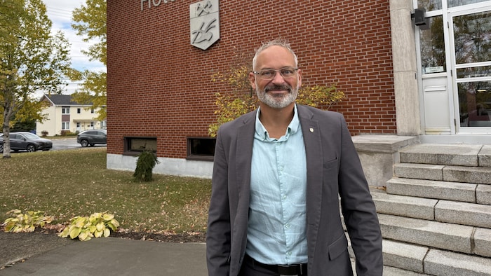 Sébastien D'Astous devant l'hôtel de ville d'Amos.