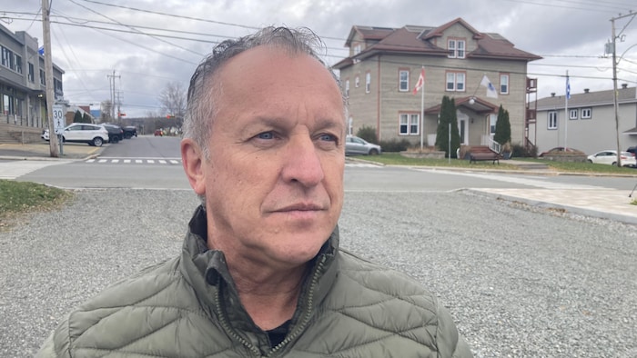 Gilles Daraîche photographié devant l'hôtel de ville.