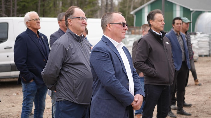 Le maire de Kapuskasing, Dave Plourde, et le maire de Hearst, Roger Sigouin, parmi des représentants de l'industrie forestière.