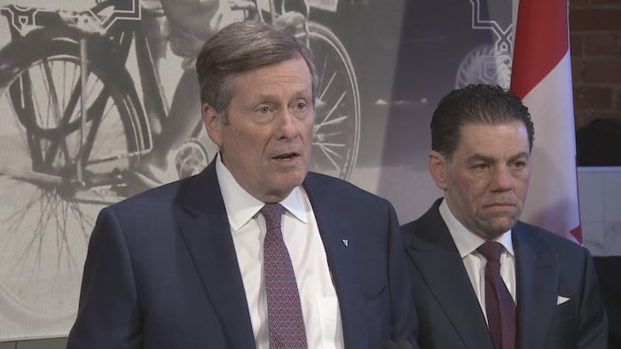 Le maire de Toronto s'adresse aux médias.
