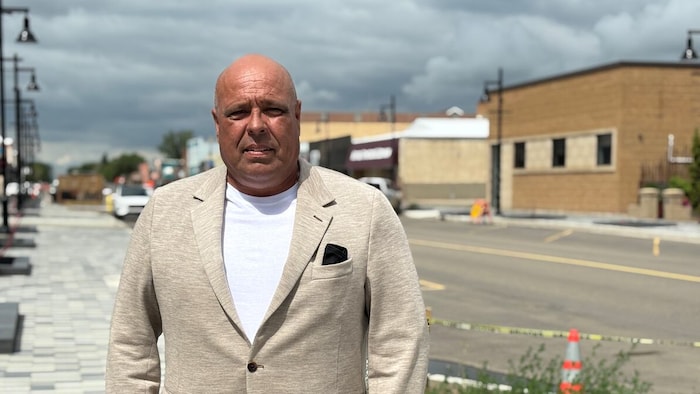 Tony Sernick à l'extérieur.