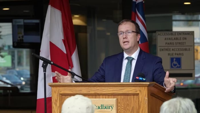Le maire du Grand Sudbury, Paul Lefebvre, s'exprime derrière un lutrin.