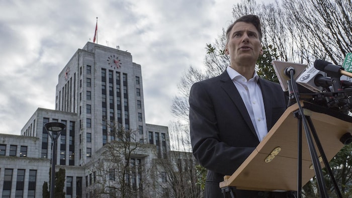 Gregor Robertson s'adresse à la presse devant l'Hôtel de Ville de Vancouver, quand il était maire.