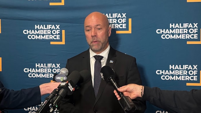 Le maire se fait interroger à la suite de son dicours au Centre des Congrès d'Halifax. 