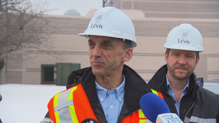 Steven Blaney devant les journalistes.