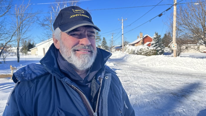 Le maire de Métis-sur-Mer, Jean-Pierre Pelletier, souriant à l'extérieur. 