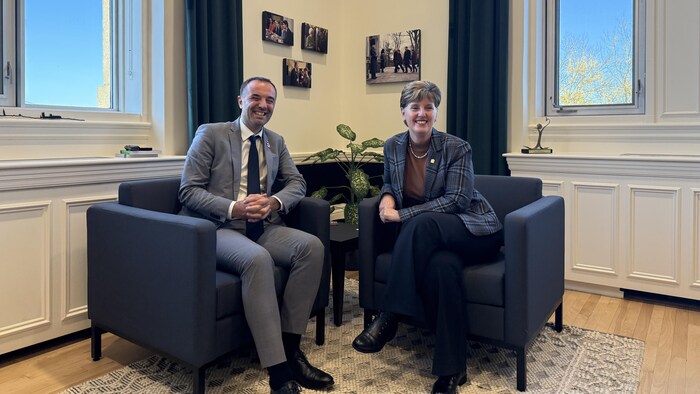 La mairesse de Sherbrooke, Marie-Claude Bibeau, et le maire de Montpellier, Michaël Delafosse, dans les bureaux de l'hôtel de ville de Sherbrooke.