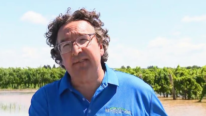 Gary Zalepa devant un vignoble inondé. 
