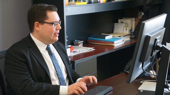 Le maire de Paspébiac, Jérémy Laplante, affairé à son bureau.