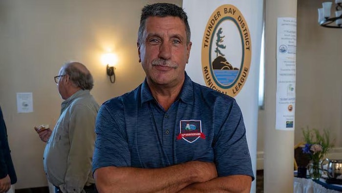 Paul Malashewski, le maire du canton de Terrace Bay, les bras croisés.