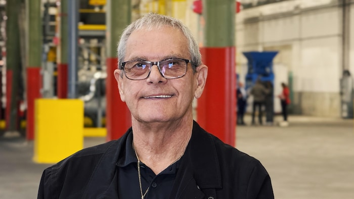 Alain Thibault pose devant la caméra. 