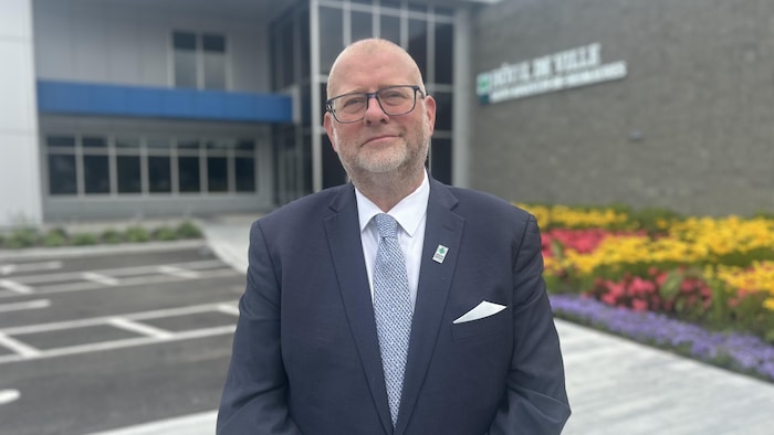 Le maire Sylvain Juneau devant l'hôtel de ville.