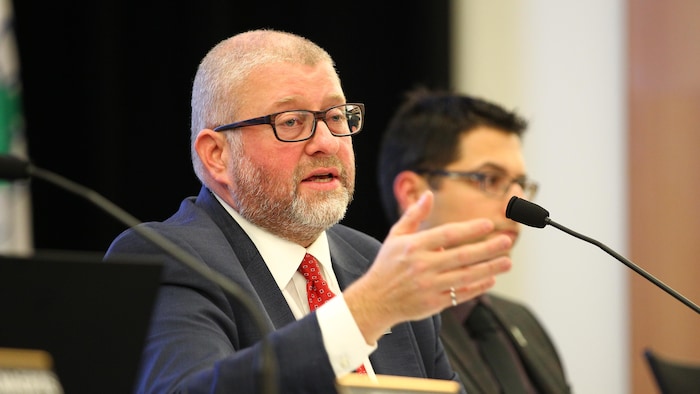 Le maire de St-Augustin, Sylvain Juneau, donne des explications aux citoyens lors d'un conseil de ville.