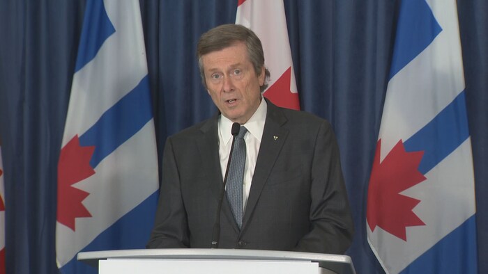 John Tory en point de presse.