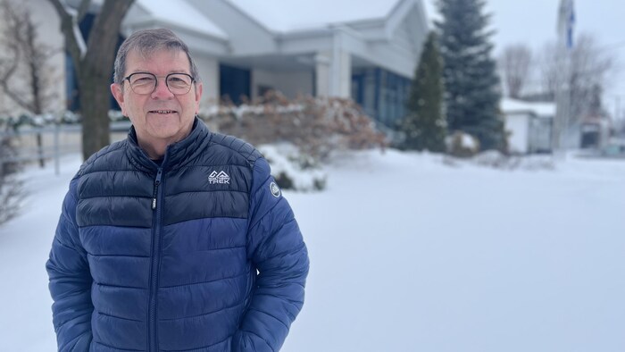 Robert Leclerc, le maire d'Upton, à l'extérieur l'hiver.