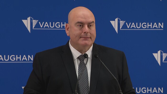 Steven Del Duca devant un micro lors d'un point de presse à Vaughan le 18 mars 2024.