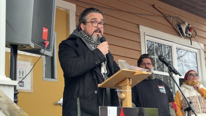 Le maire de Warwick, Étienne Bergeron, s'adresse aux manifestants.