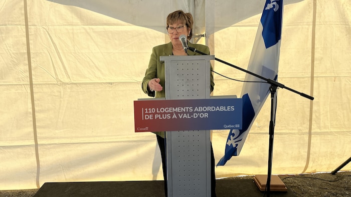 La mairesse de Val-d'Or, Céline Brindamour derrière un pupitre pour un discours.