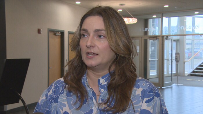 La conseillère municipale de Saskatoon, quartier 7, Mairin Loewen, répond aux questions de la journaliste Geneviève Patterson. 