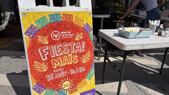 On peut voir les détails de l'événement sur une pancarte au marché de la Gare.