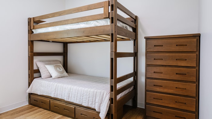 Un lit à deux étages dans une chambre.