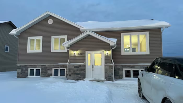 La façade d'une maison neuve de trois chambres à coucher à Sudbury. 