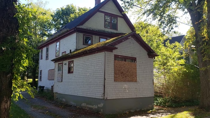 Cette photo d'archive est celle d'une maison abandonnée avec un toit couvert de mousse à Sydney, en Nouvelle-Écosse.