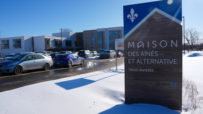 L'affiche et la façade de la maison des aînés.
