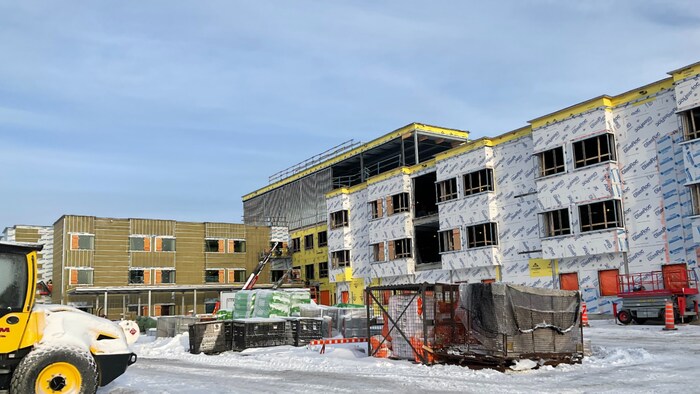 Un édifice en construction l'hiver.