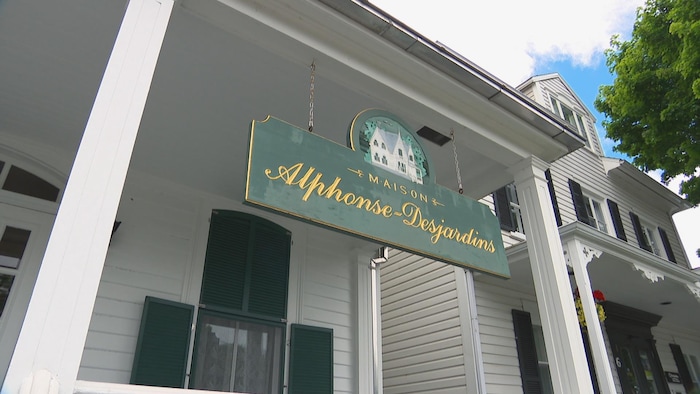 L'enseigne de la maison Alphonse-Desjardins.