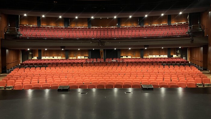 Une salle de spectacle. 