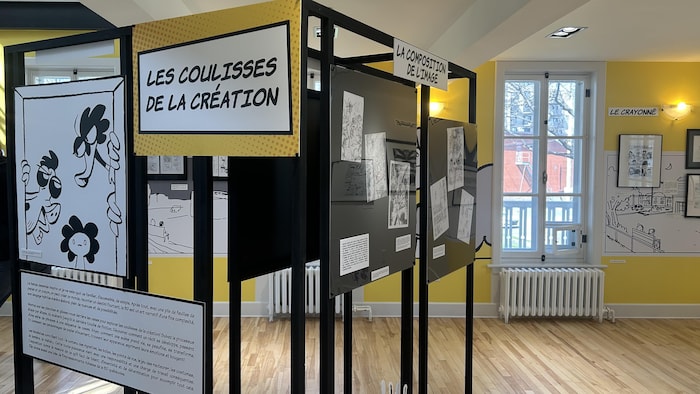 Présentation des coulisses de la création et de la creation de l'image sur des panneaux, dans une salle d'exposition.