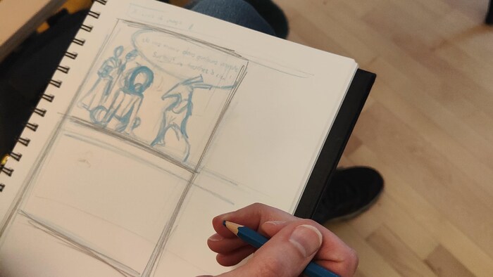 Un croquis réalisé avec un crayon bleu dans une case de BD. 