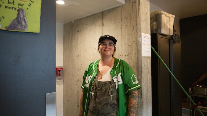 Andréane Désilets pose pour la photo dans un cadre de porte.