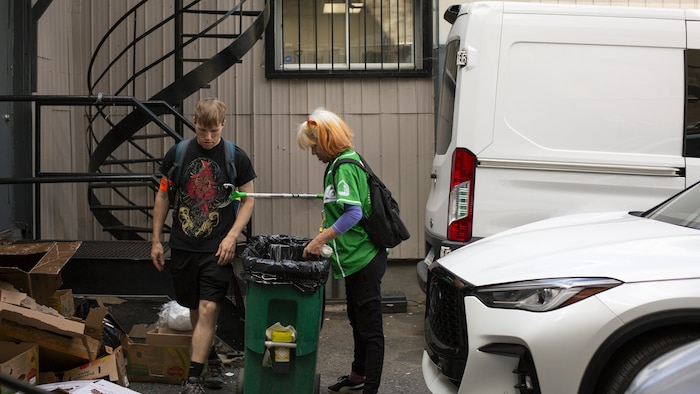 Guillaume Bronsard et Patricia inspectent un stationnement pendant leur tournée de cohabitation.